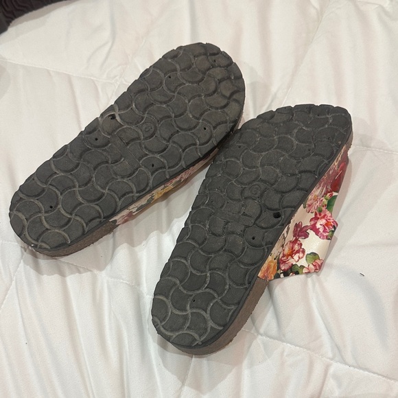 NWOT Floral Women's Sandals size 6 - Picture 3 of 5